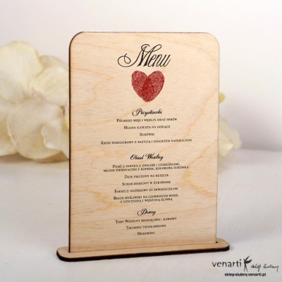 Drewniane menu weselne wzór serca z odcisków